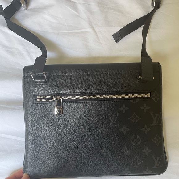 Brand new Louis Vuitton Messenger Bag - Picture 4 of 8